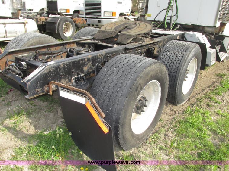 image for item F7371 2006 Kenworth T800 semi truck