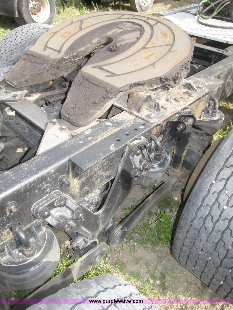 image for item F7371 2006 Kenworth T800 semi truck