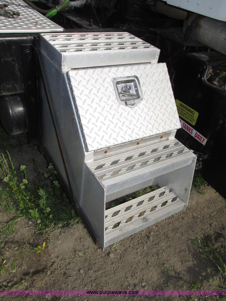 image for item F7371 2006 Kenworth T800 semi truck