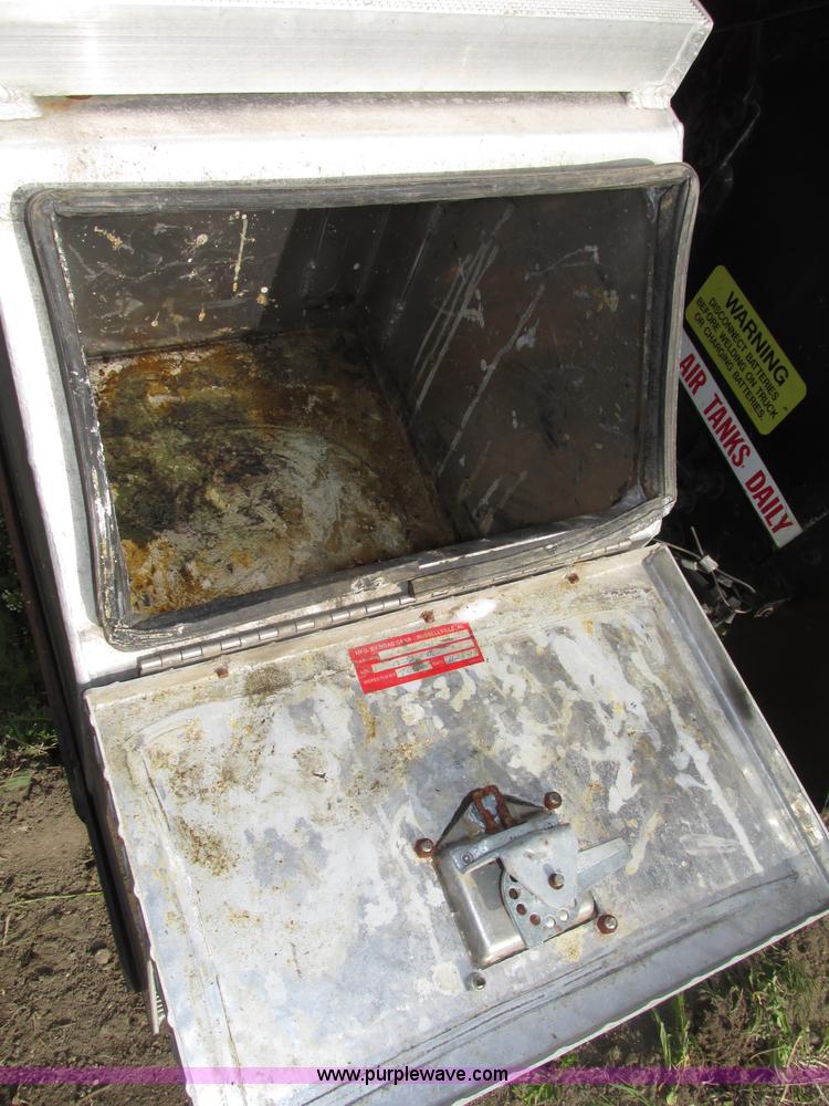 image for item F7371 2006 Kenworth T800 semi truck