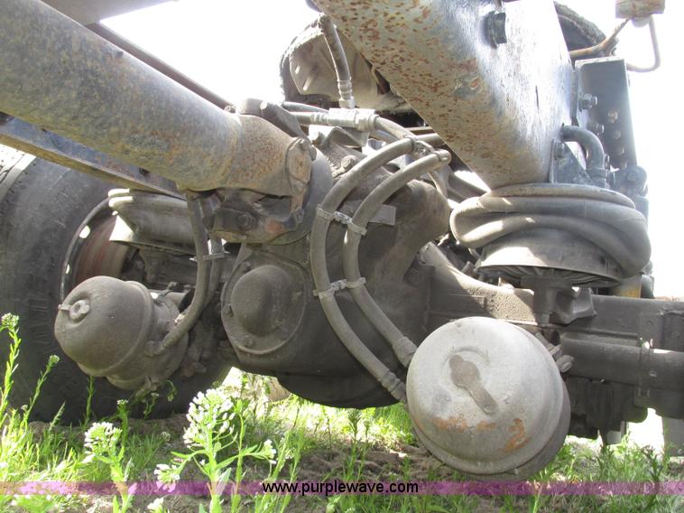 image for item F7371 2006 Kenworth T800 semi truck