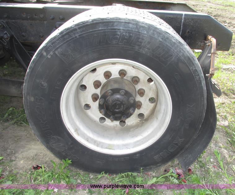 image for item F7371 2006 Kenworth T800 semi truck