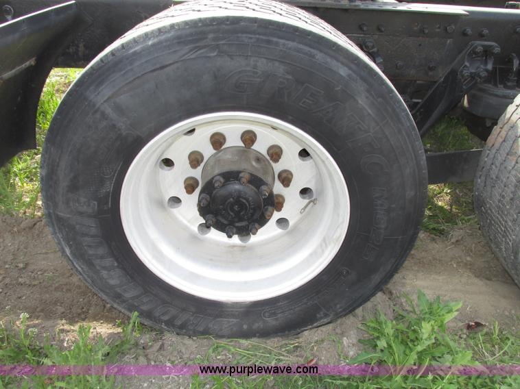 image for item F7371 2006 Kenworth T800 semi truck