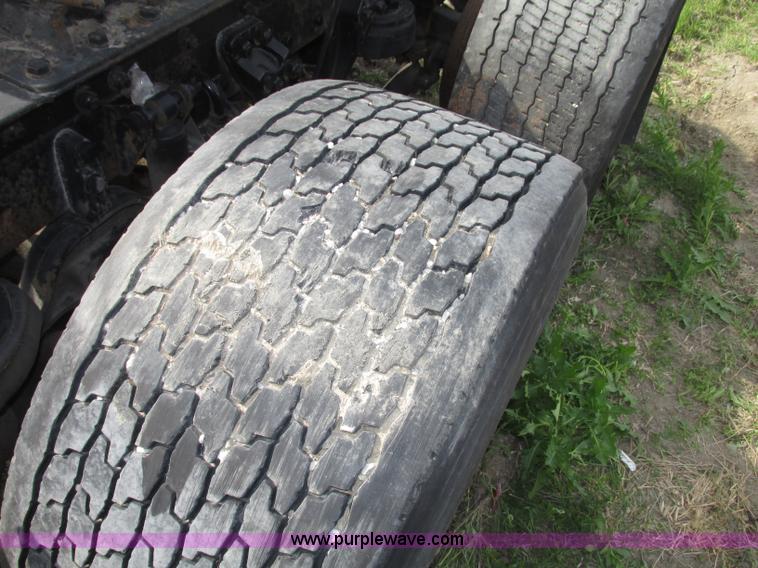 image for item F7371 2006 Kenworth T800 semi truck