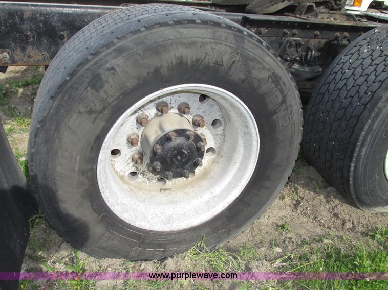 image for item F7371 2006 Kenworth T800 semi truck