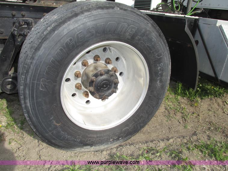 image for item F7371 2006 Kenworth T800 semi truck