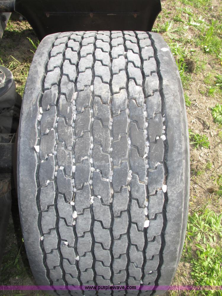 image for item F7371 2006 Kenworth T800 semi truck