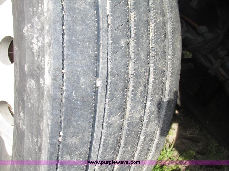 image for item F7371 2006 Kenworth T800 semi truck