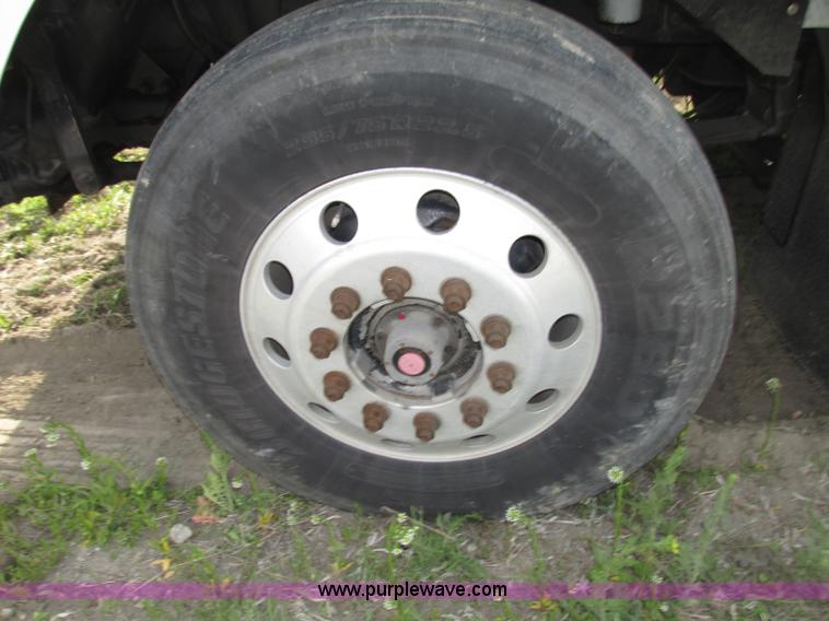 image for item F7371 2006 Kenworth T800 semi truck