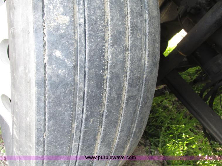 image for item F7371 2006 Kenworth T800 semi truck