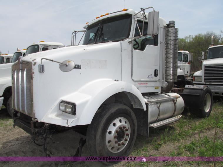 image for item F7374 2006 Kenworth T800 semi truck