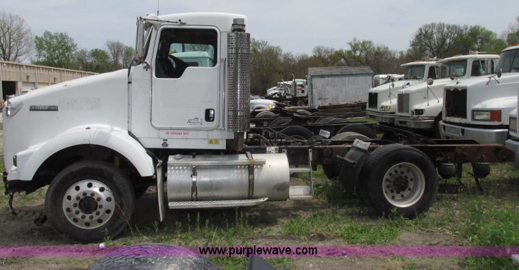 image for item F7374 2006 Kenworth T800 semi truck