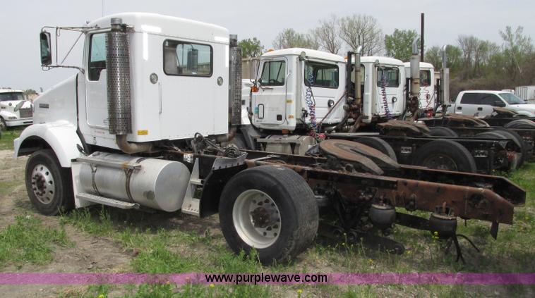 image for item F7374 2006 Kenworth T800 semi truck