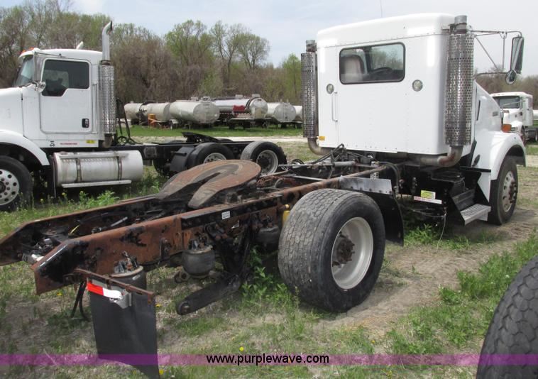 image for item F7374 2006 Kenworth T800 semi truck