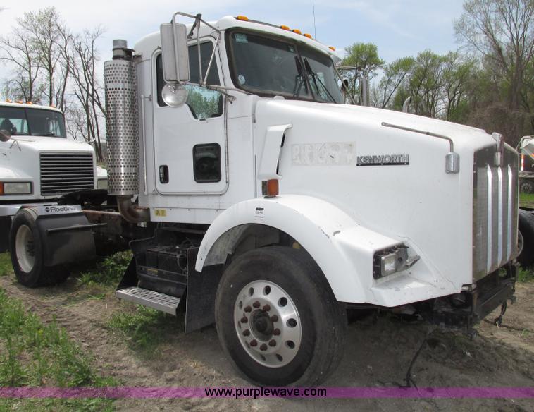 image for item F7374 2006 Kenworth T800 semi truck