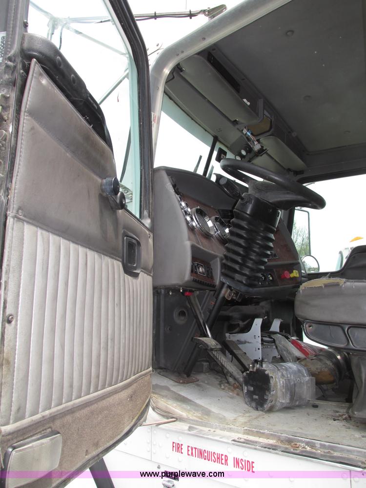 image for item F7374 2006 Kenworth T800 semi truck