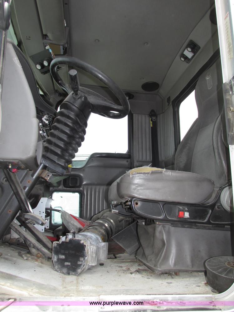 image for item F7374 2006 Kenworth T800 semi truck