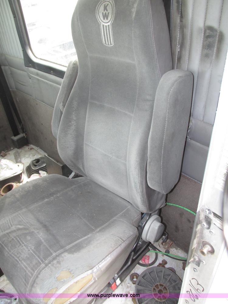 image for item F7374 2006 Kenworth T800 semi truck