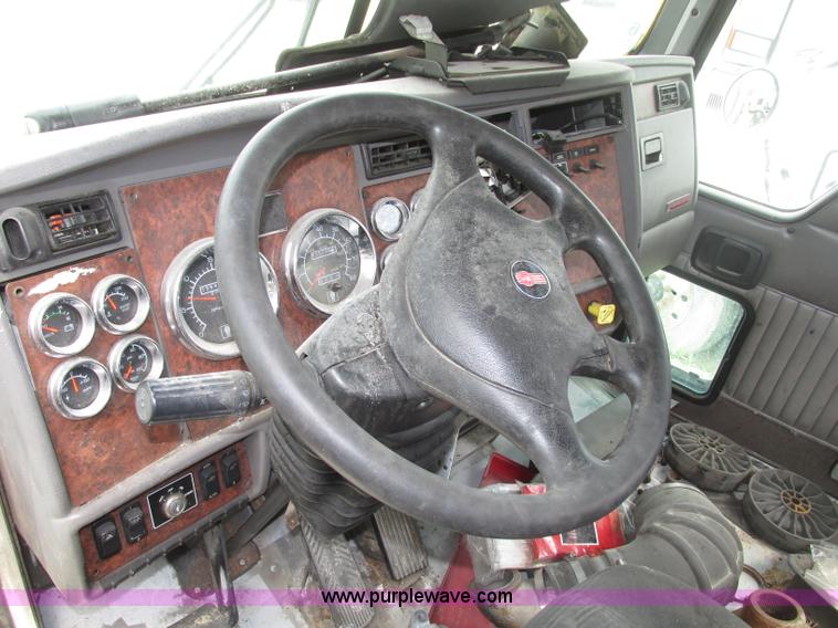 image for item F7374 2006 Kenworth T800 semi truck