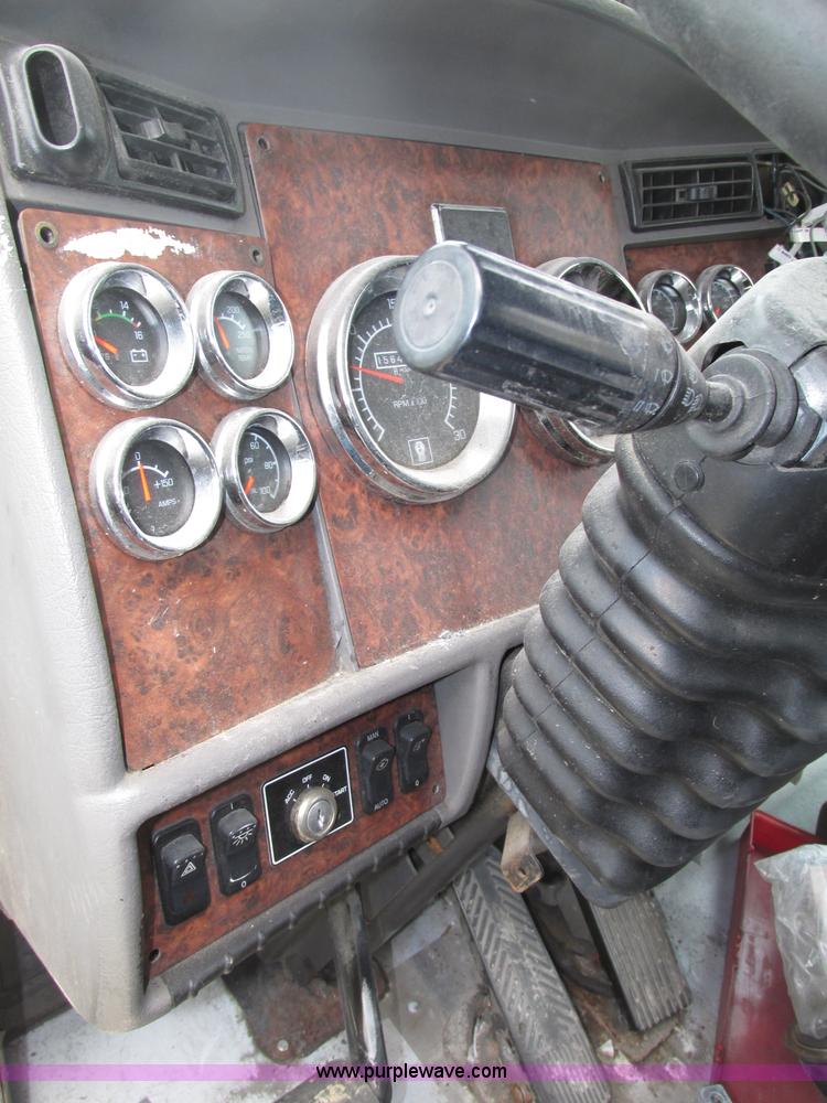 image for item F7374 2006 Kenworth T800 semi truck