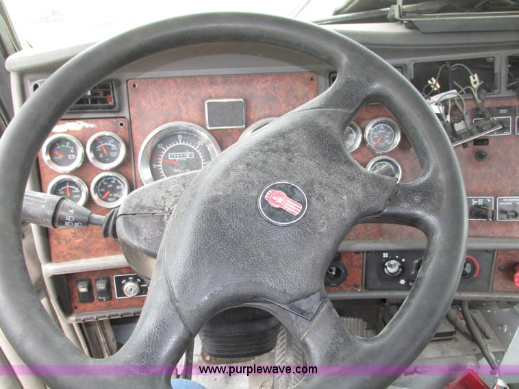 image for item F7374 2006 Kenworth T800 semi truck