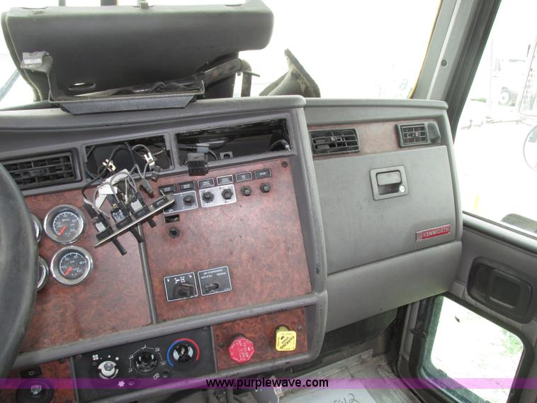 image for item F7374 2006 Kenworth T800 semi truck