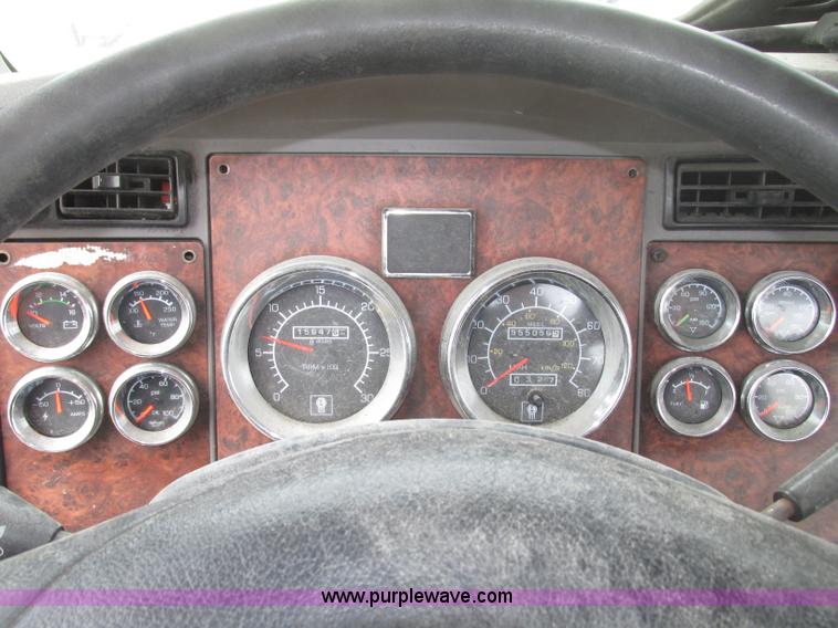 image for item F7374 2006 Kenworth T800 semi truck