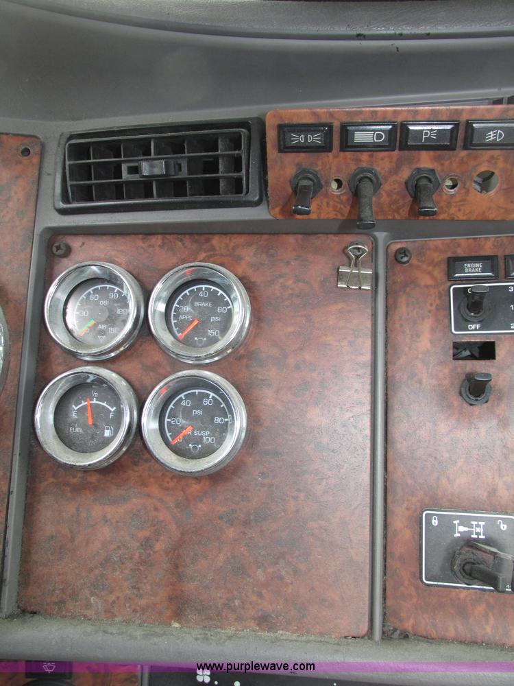 image for item F7374 2006 Kenworth T800 semi truck