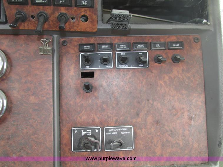 image for item F7374 2006 Kenworth T800 semi truck