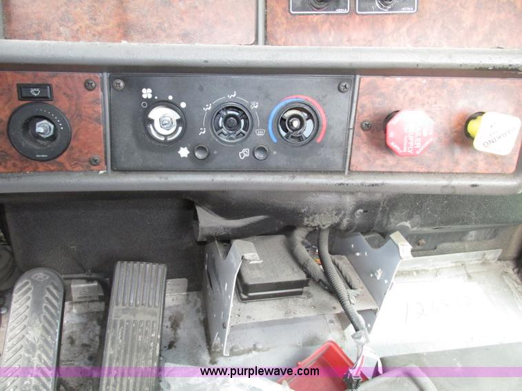 image for item F7374 2006 Kenworth T800 semi truck