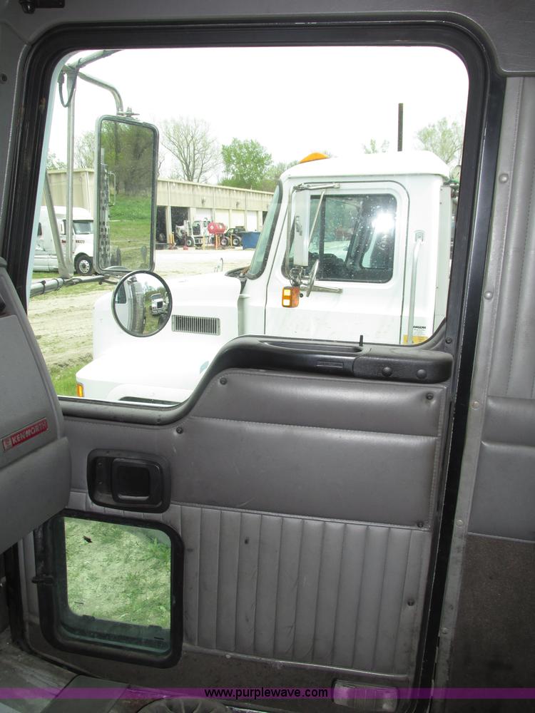 image for item F7374 2006 Kenworth T800 semi truck