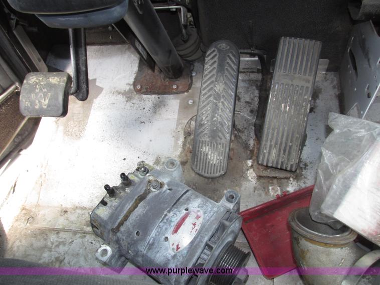 image for item F7374 2006 Kenworth T800 semi truck