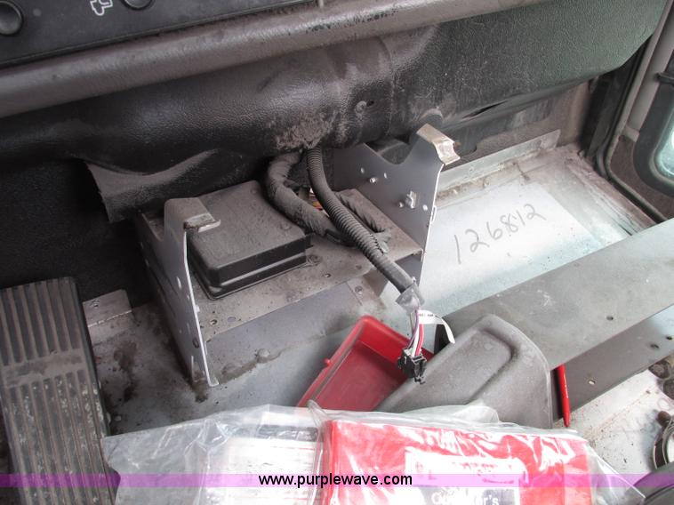 image for item F7374 2006 Kenworth T800 semi truck