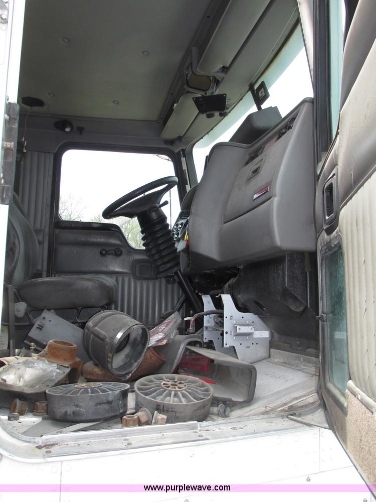 image for item F7374 2006 Kenworth T800 semi truck