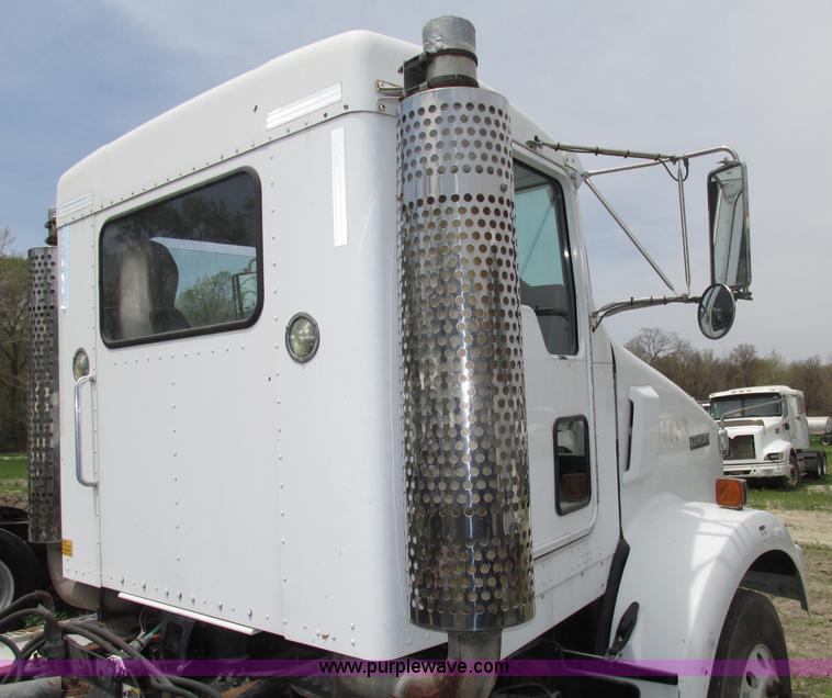 image for item F7374 2006 Kenworth T800 semi truck