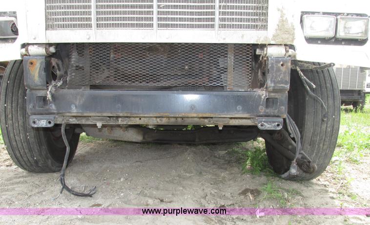 image for item F7374 2006 Kenworth T800 semi truck