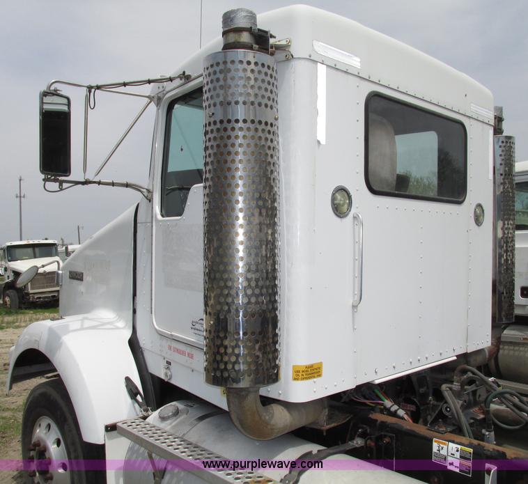 image for item F7374 2006 Kenworth T800 semi truck