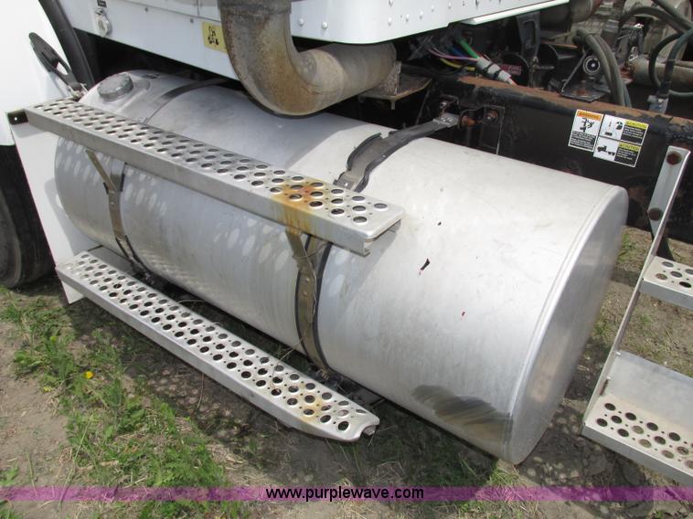 image for item F7374 2006 Kenworth T800 semi truck