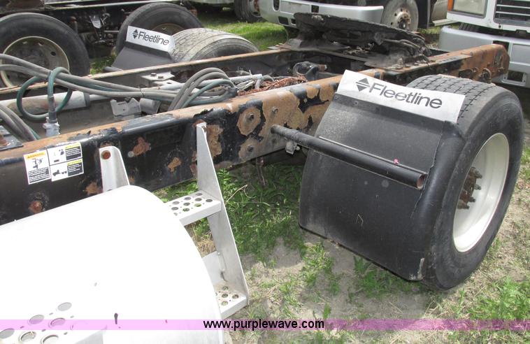 image for item F7374 2006 Kenworth T800 semi truck