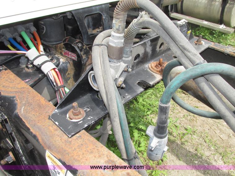 image for item F7374 2006 Kenworth T800 semi truck