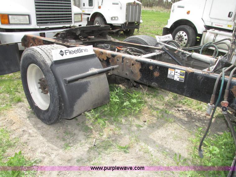 image for item F7374 2006 Kenworth T800 semi truck