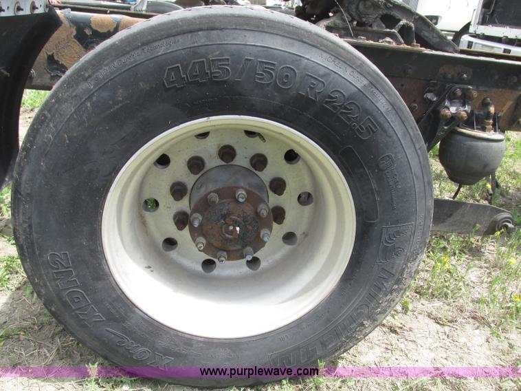 image for item F7374 2006 Kenworth T800 semi truck