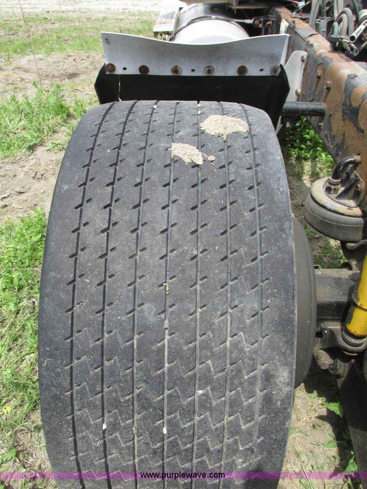 image for item F7374 2006 Kenworth T800 semi truck