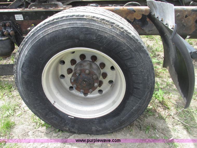 image for item F7374 2006 Kenworth T800 semi truck