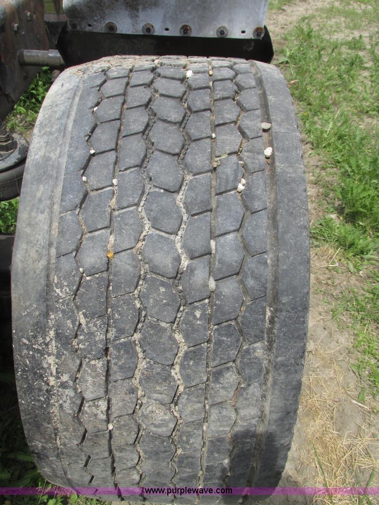 image for item F7374 2006 Kenworth T800 semi truck