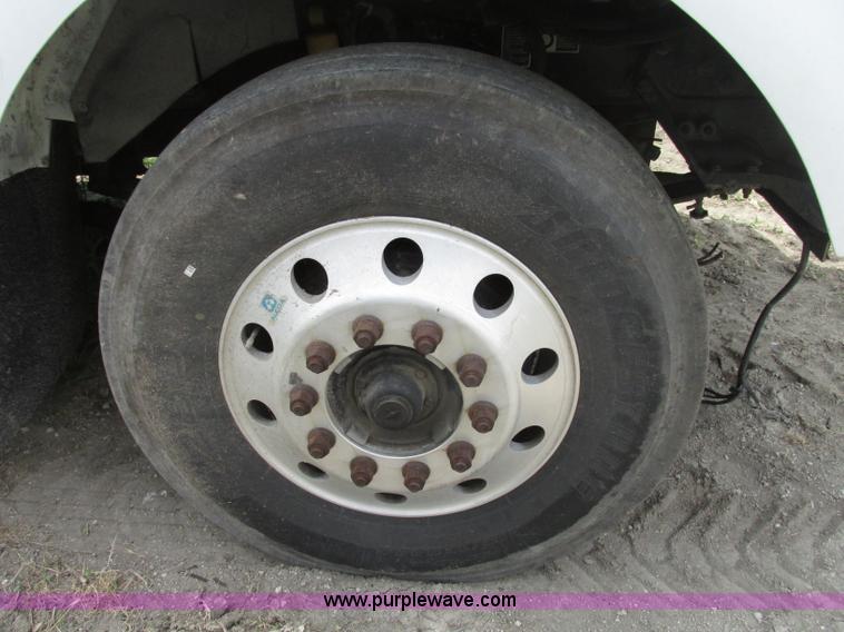 image for item F7374 2006 Kenworth T800 semi truck