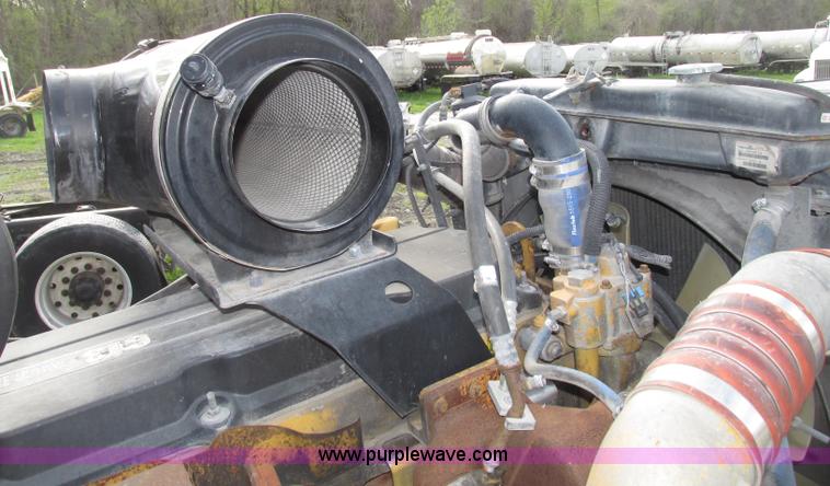 image for item F7374 2006 Kenworth T800 semi truck