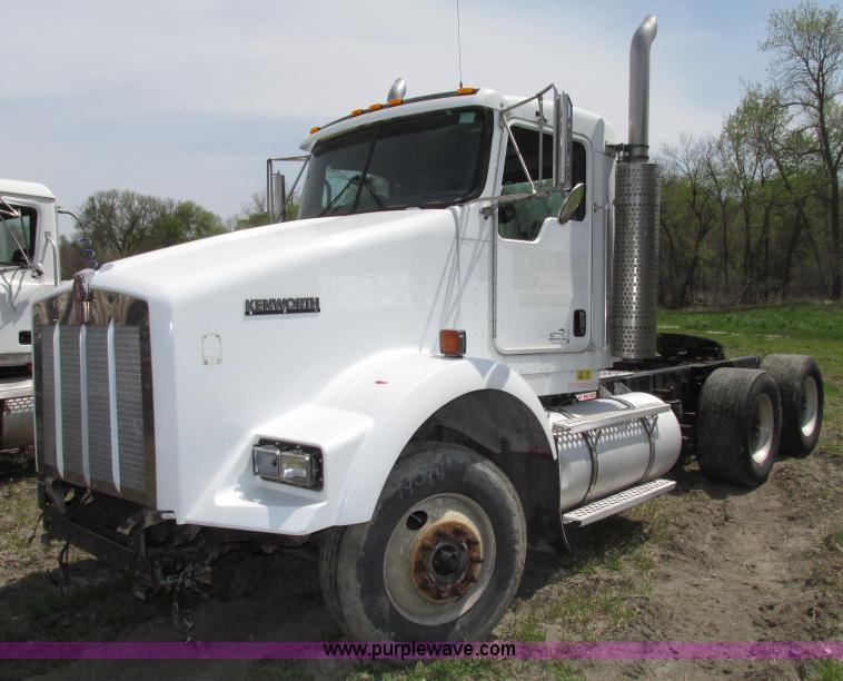image for item F7375 2007 Kenworth T800 semi truck