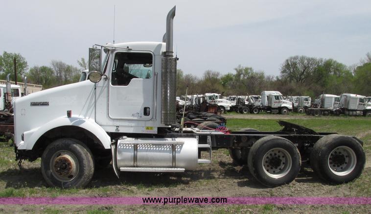 image for item F7375 2007 Kenworth T800 semi truck