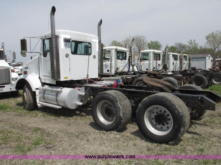 image for item F7375 2007 Kenworth T800 semi truck